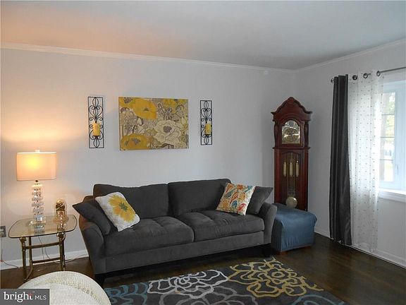 3rd image of 31 Oak Leaf Ln