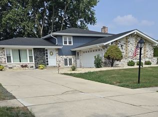 7014 Wilcox Ave, Darien, IL 60561