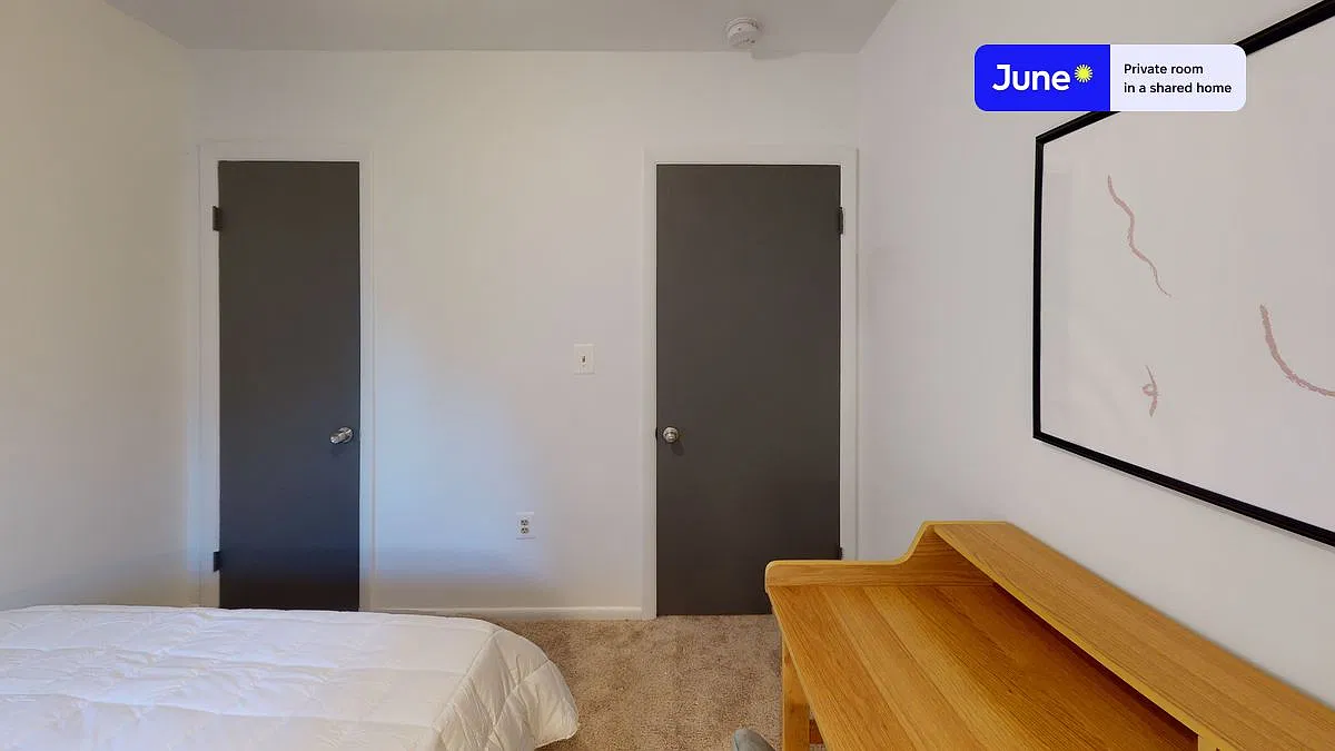 Full bedroom in 5 bed/2 bath home in Logan Circle #415 2C — Photo 3
