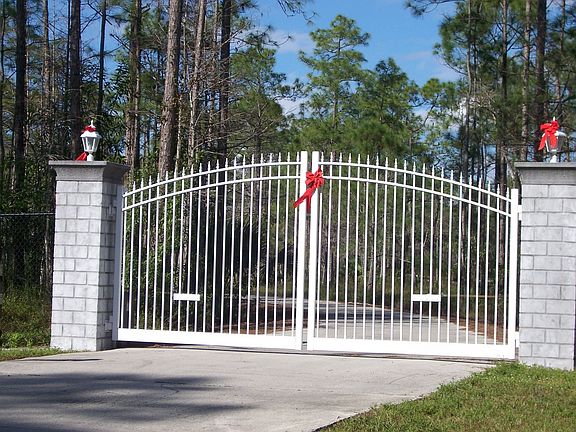2 FRONT GATE WITH 4 LIGHTED PILLARS