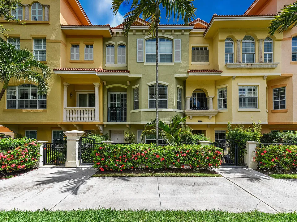 2570 Gardens Pkwy