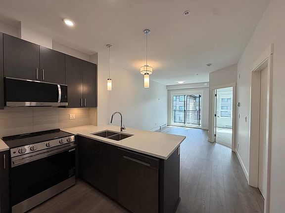 3rd image of 33886 Pine St