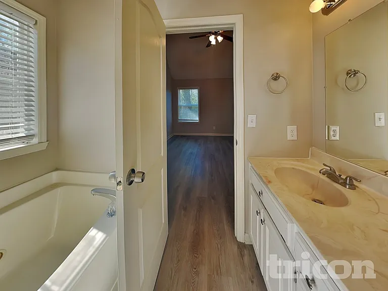 1800 University Dr — Photo 7