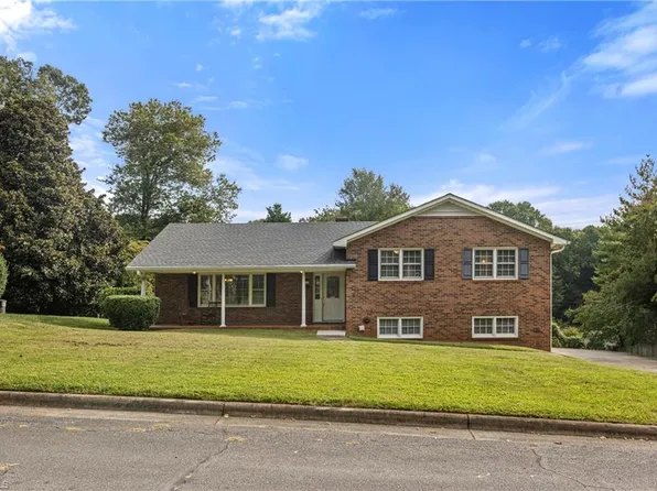 3061 Magazine Dr, Winston Salem, NC 27106