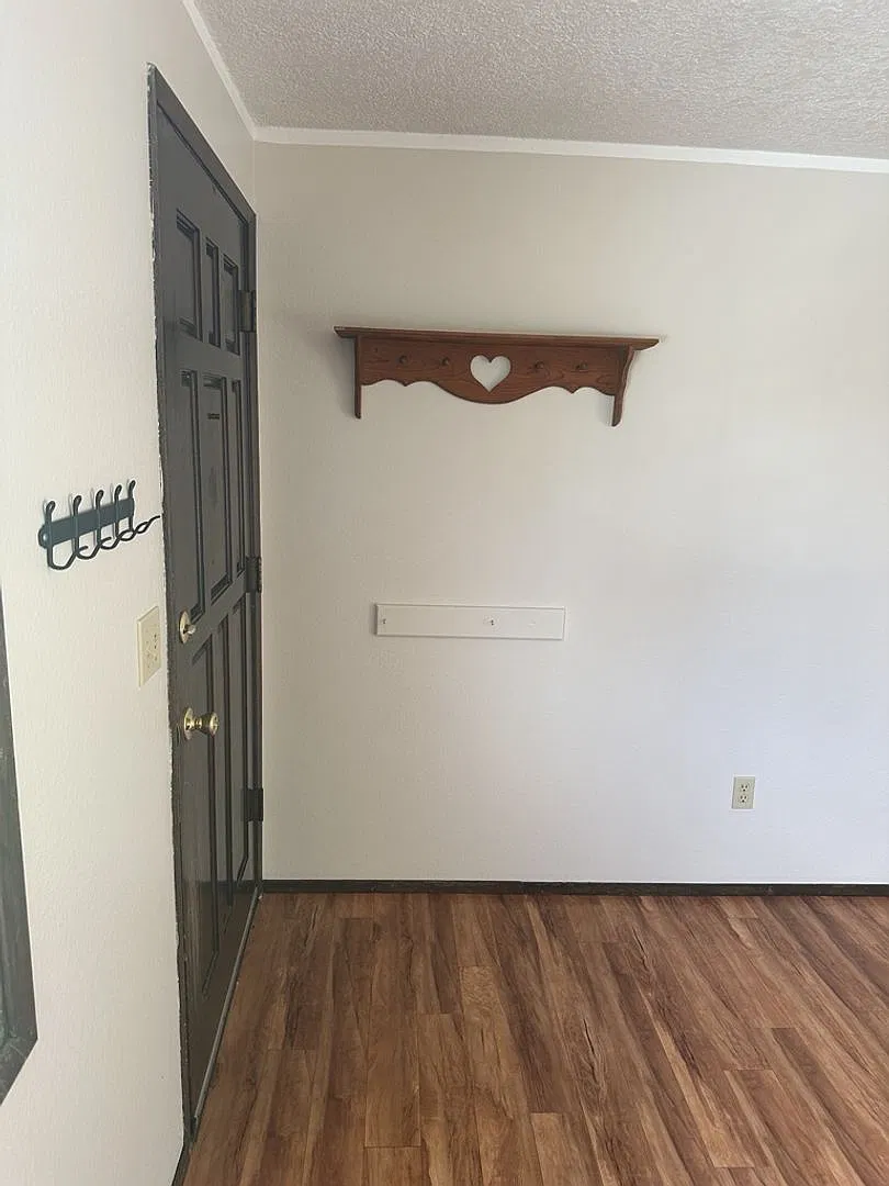 Simple Living with large fenced back yard — Photo 2