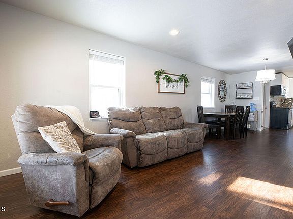 2nd image of 405 6th Ave NW