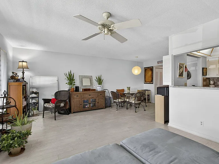 106 Camden E — Photo 11
