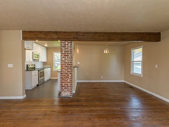 5th image of 931 E Thurston Ave