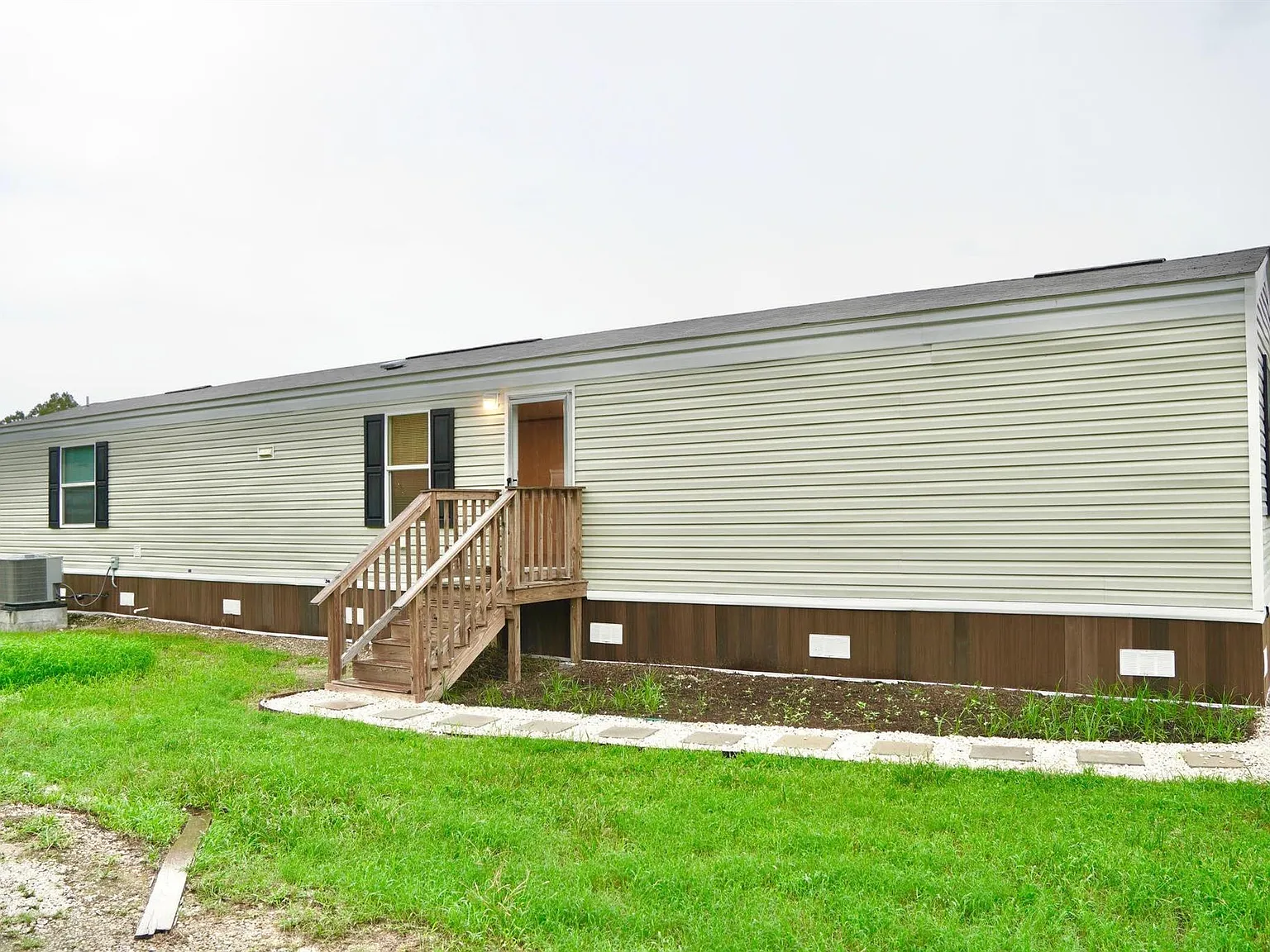 3 bed, 2.0 bath, 902 sqft, $1,350 — Photo 1