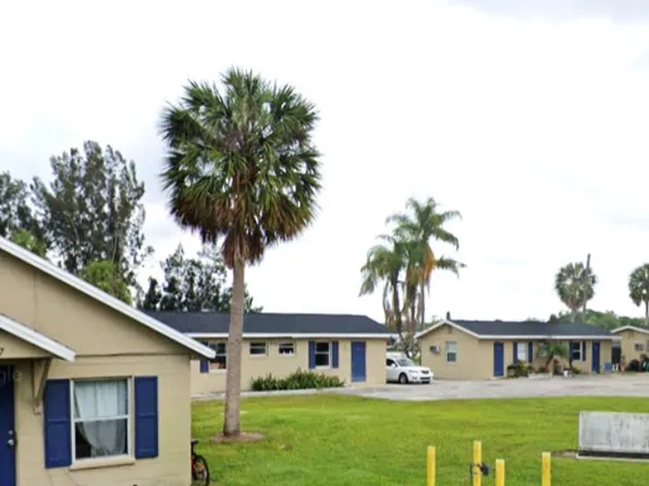 207 13th St NW #101, Ruskin, FL 33570