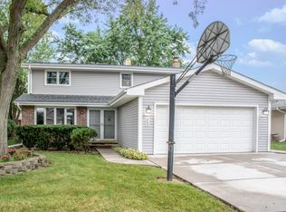 352 Antelope Trl, Carol Stream, IL 60188