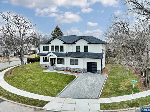 592 Fermery Dr, New Milford, NJ 07646