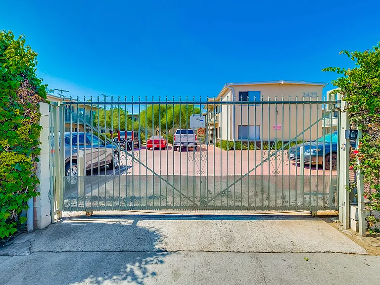 2425-2431 S Ridgeley Dr — Photo 39