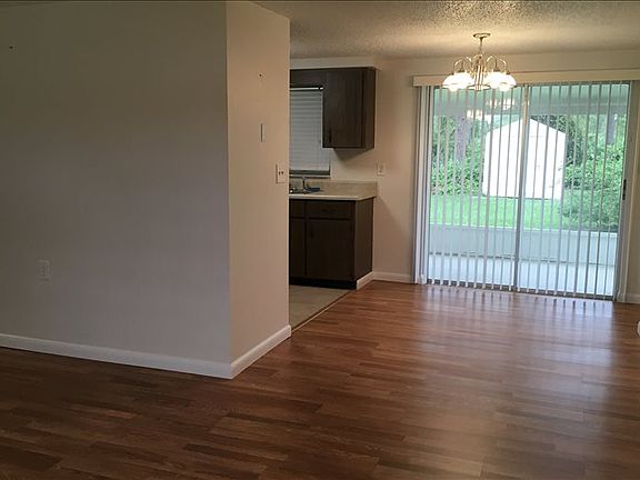 3rd image of 1614 Oak Ter