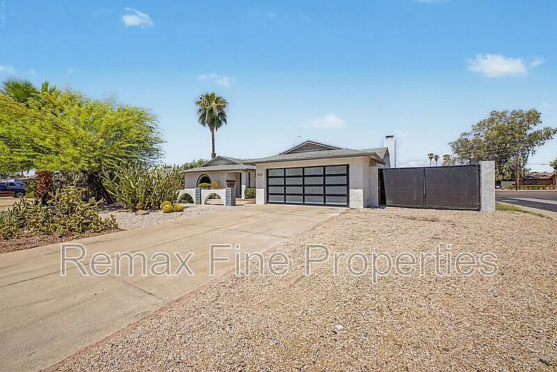 4 bed, 2.0 bath, 2344 sqft, $4,200 — Photo 4