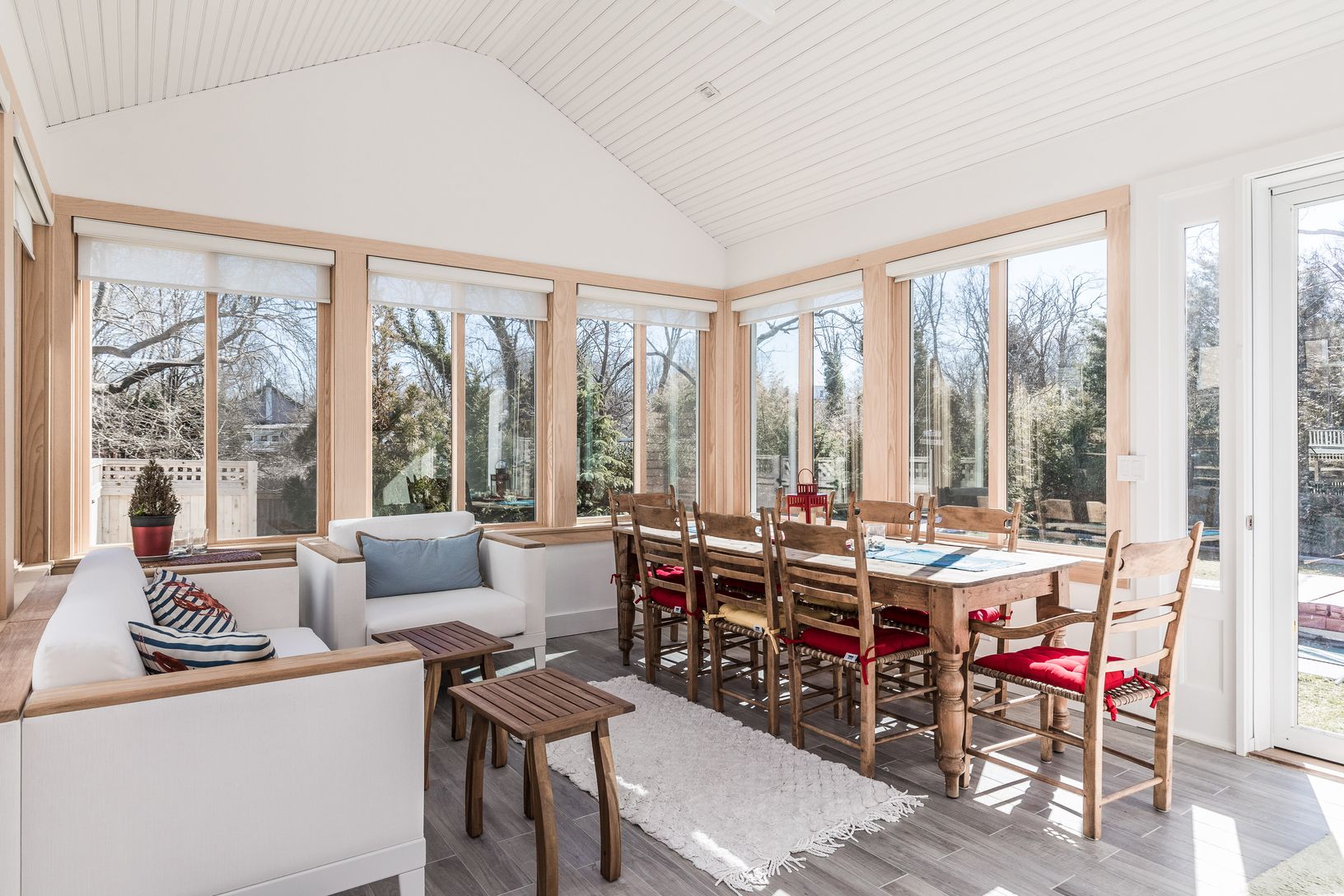  4 SEASON PORCH OVERLOOKING POOL AND HOTUB