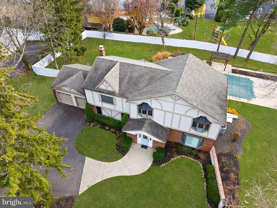 1st image of 236 Carriage Hill Dr