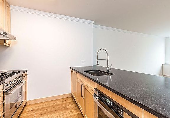 3rd image of 201 E 86th St APT 22B