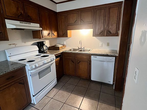 3rd image of 218 Victoria Dr APT 6A
