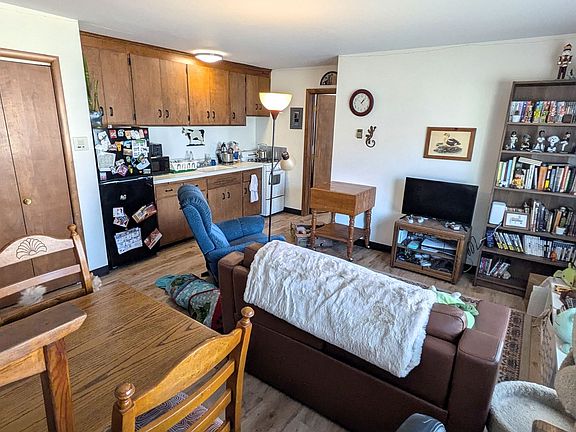 3rd image of 727 13th Ave SE APT 4