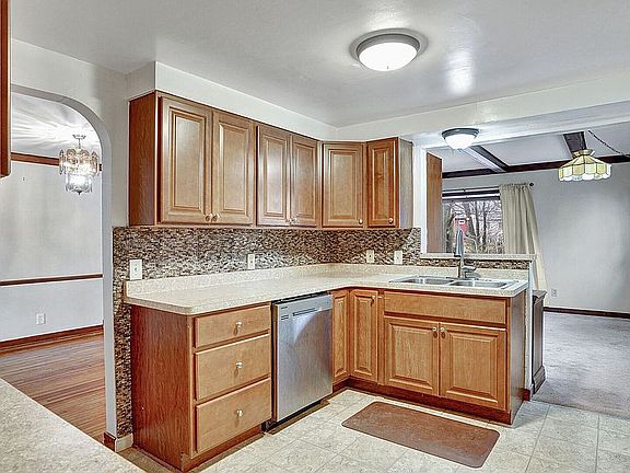 5th image of 122 Lamont Dr