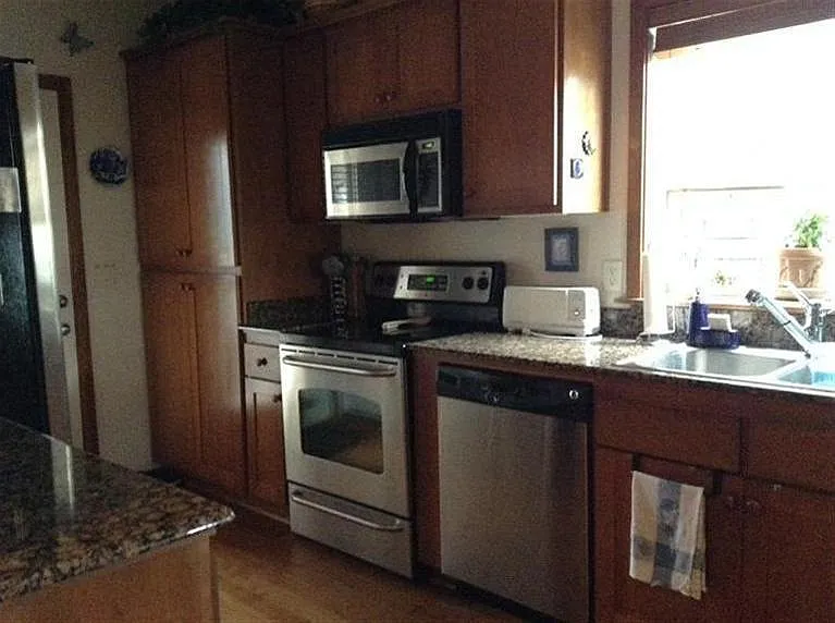 3 bed, 2.5 bath, 1915 sqft, $2,400 — Photo 4