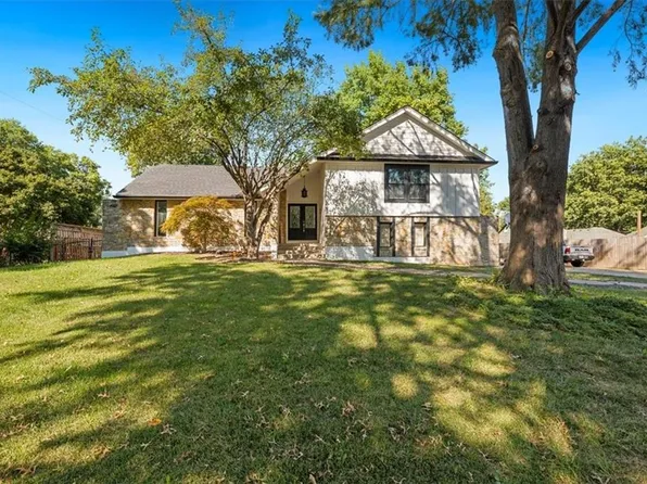 409 NW Locust Dr, Blue Springs, MO 64014