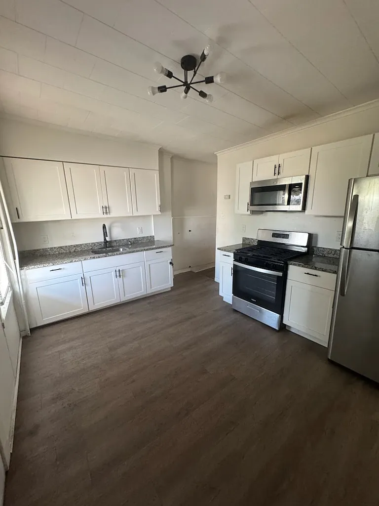 3 bed, 1.5 bath, 2000 sqft, $1,550 — Photo 1