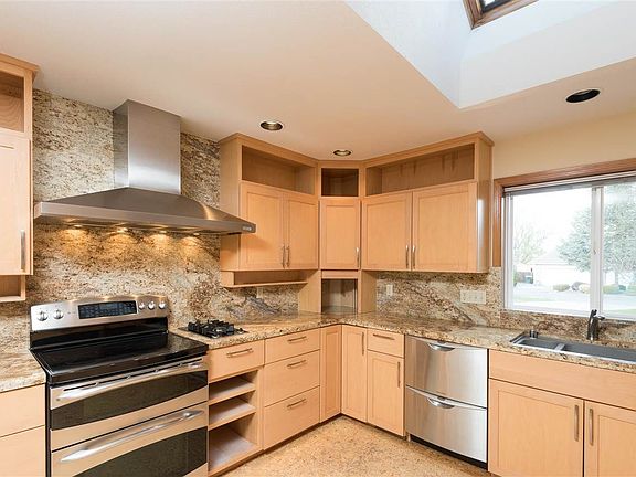 3rd image of 3549 Eastlake Dr