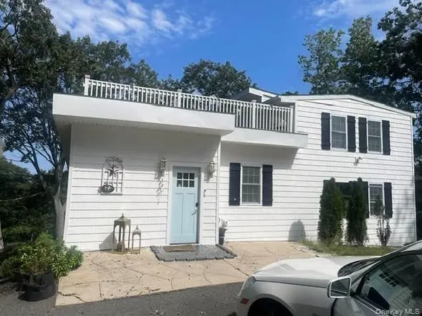 94 Dawn Road, Rocky Point, NY 11778