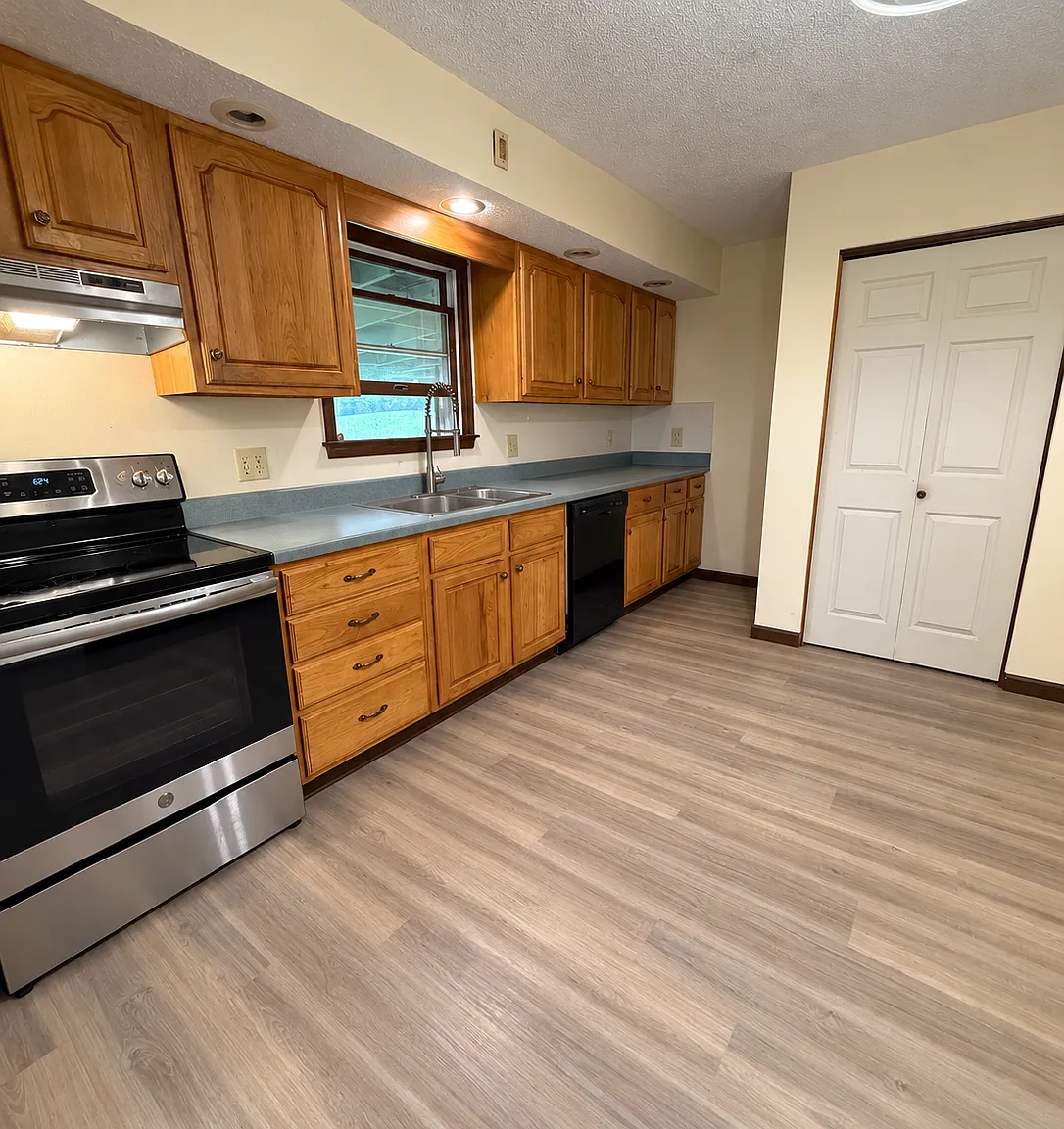 3 bed, 3136 sqft, $2,800 — Photo 4