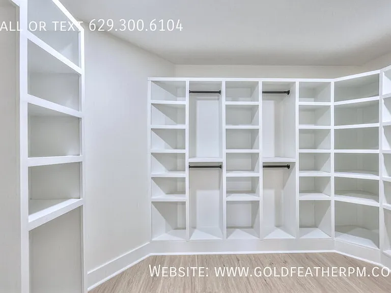 402B E Trinity Ln — Photo 21