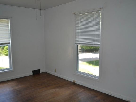 4th image of 527 S Highland Ave