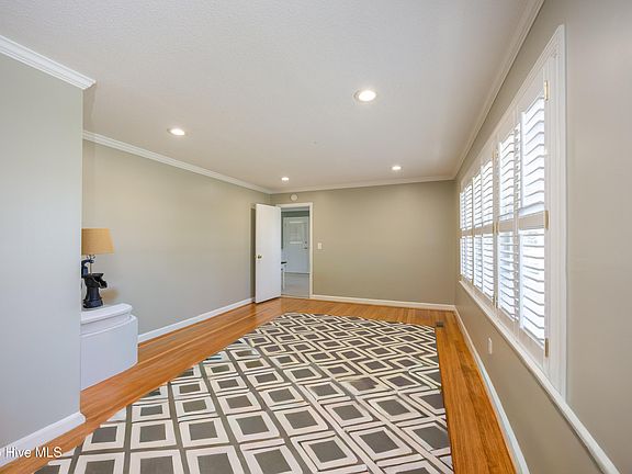 4th image of 402 Willow Road