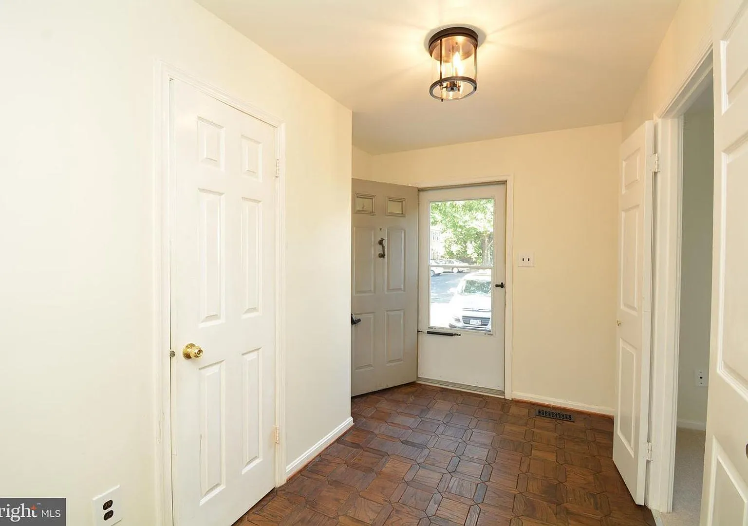 3-Level Town Home close to Fairfax Parkway, Ft Belvoir — Photo 3
