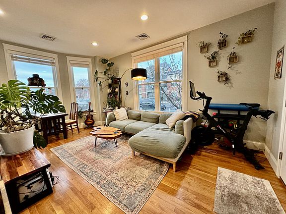 3rd image of 405 S Huntington Ave Unit 1R