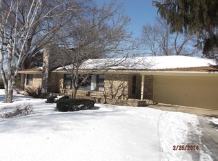 5228 W Hillcrest Dr, Mequon, WI 53092