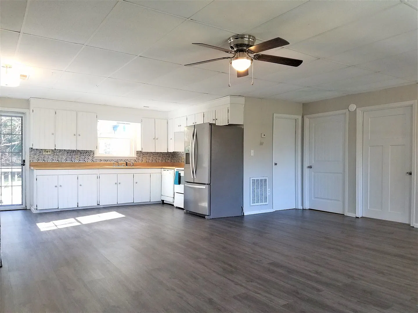 Beautiful 2 Bed Home in Fleetwood! — Photo 3