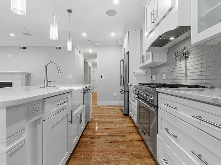 160 W Broadway #202 — Photo 3