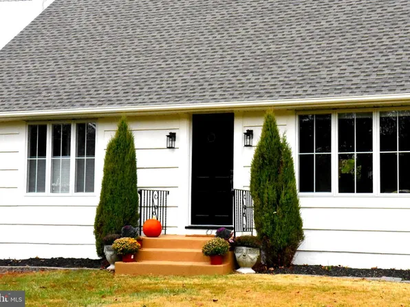 28 Delaware Ave, Ewing, NJ 08628