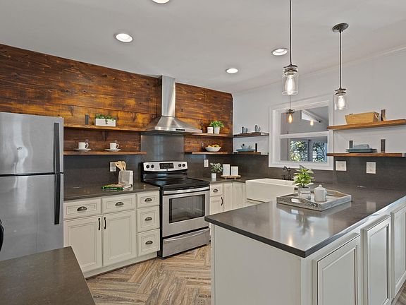 5th image of 8 Inglewood Dr