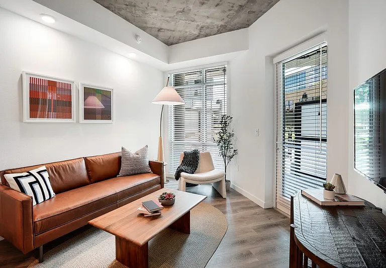 Link Apartments Four12 — Photo 20