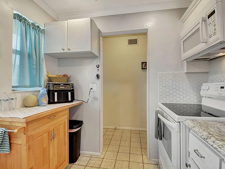 2121 NE 1st Ct #105 — Photo 8