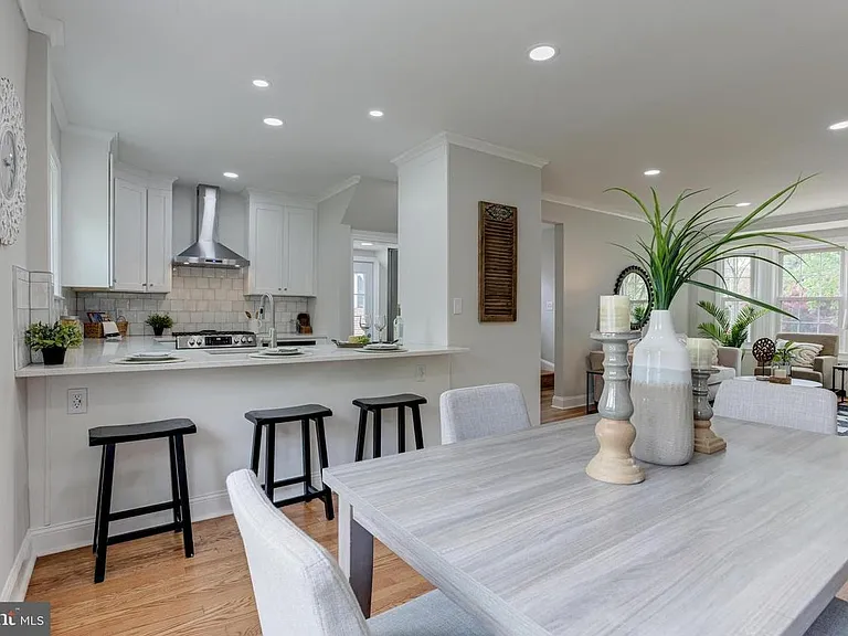 702 Kingston Rd — Photo 2