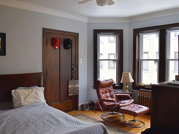 2nd image of 3821-23 N Greenview Ave #3821-2W