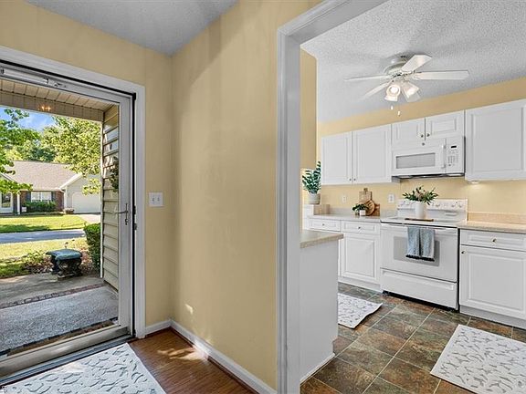 3rd image of 37 Mansfield Cir
