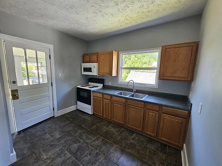 201 E Oklahoma Ave — Photo 15