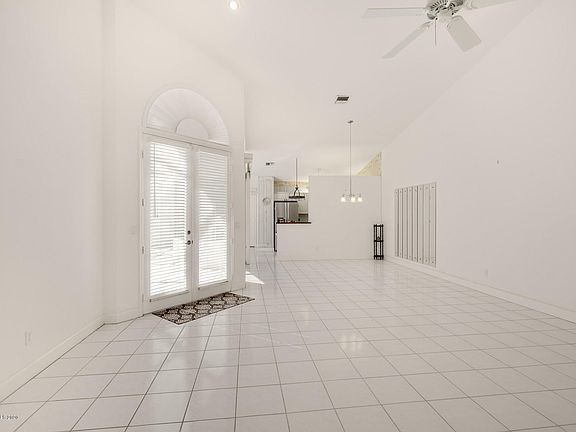 4th image of 200 Glengarry Ave