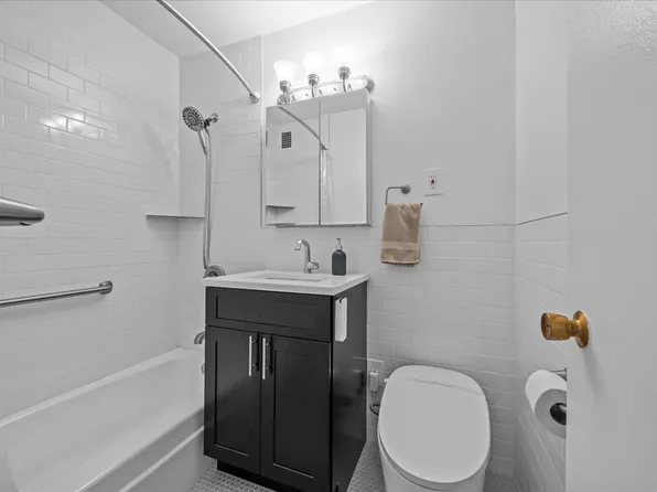 555 Kappock Street image 15 of 24