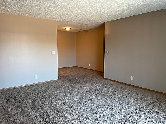 4th image of 1-5018 Emerald Dr #1